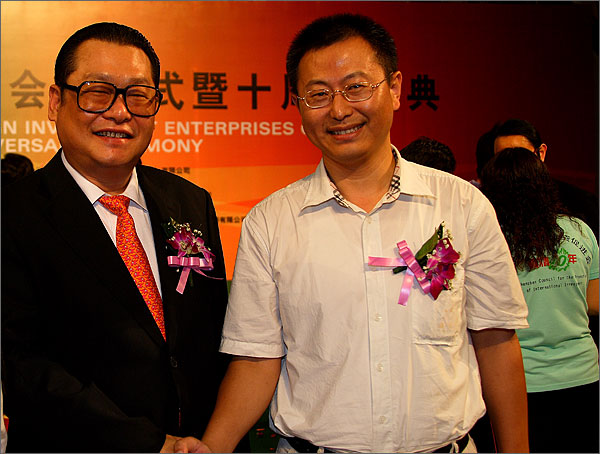 深圳市黑眼睛廣告有限公司文總和深圳市委常委、副市長、外運(yùn)會組委會主任陳應(yīng)春親切握手留影