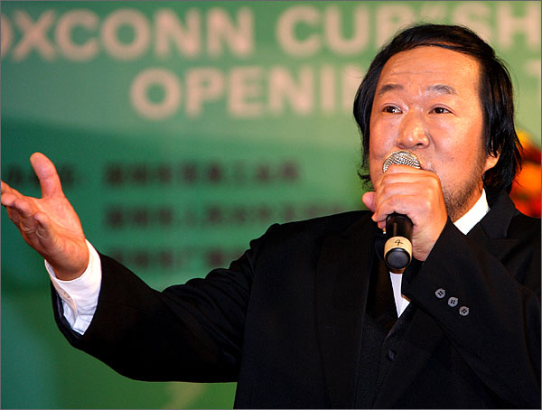 外運(yùn)會開幕式上由國家一級演員、著名男高音歌唱家、深圳東方英文書院音樂教師劉傳義