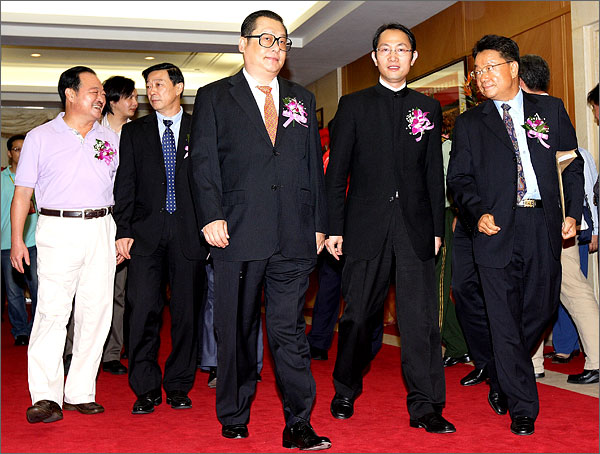 深圳市委常委、市政府副市長、外運(yùn)會組委會主任陳應(yīng)春、與會其他領(lǐng)導(dǎo)步入會場