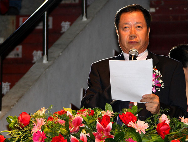 深圳市貿(mào)易工業(yè)局黨組成員、深圳市世貿(mào)組織事務(wù)中心主任、外運(yùn)會組委會副主任張金生主持了開幕式